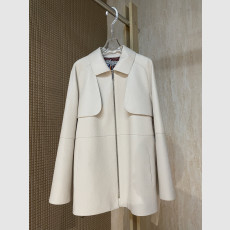 현대적인 디자인의 지퍼 칼라 자켓